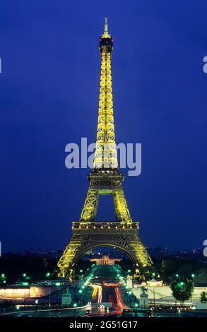 Blick auf den beleuchteten Eiffelturm, Place du Trocadero, Paris, Frankreich Stockfoto