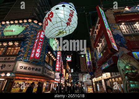 Menschen, die durch Shinsekai in Osaka, Japan, wandern Stockfoto
