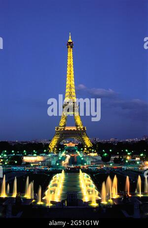 Eiffelturm und Brunnen im Quartier du Trocadero bei Nacht, Paris, Frankreich Stockfoto