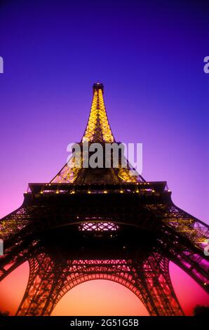 Blick auf den Eiffelturm bei Sonnenuntergang, Paris, Frankreich Stockfoto