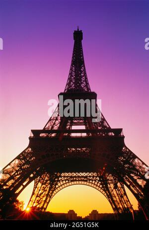 Blick auf den Eiffelturm bei Sonnenuntergang, Paris, Frankreich Stockfoto