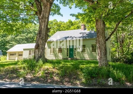 Ein Haus im Kabeljau-Stil an einer alten Hinterstraße in Royalston, Massachusetts Stockfoto