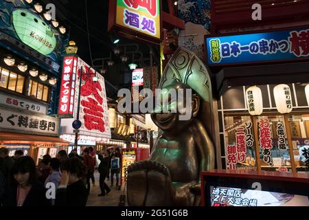 Menschen, die durch Shinsekai in Osaka, Japan, wandern Stockfoto