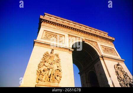 Aufnahme des Triumphbogens unter klarem blauen Himmel, Paris, Frankreich Stockfoto