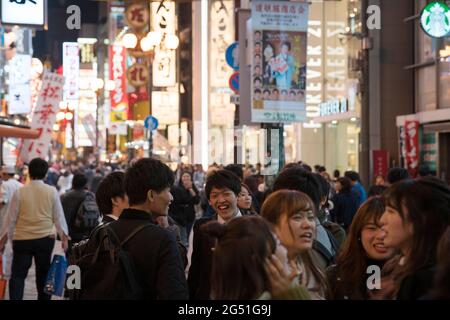 Nachtleben und Neonschilder in Dotonburi, Osaka, Japan Stockfoto