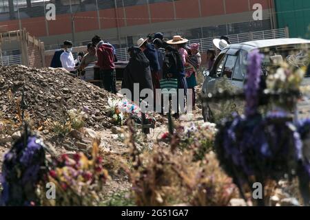 Cochabamba, Bolivien. Juni 2021. Eine Familie sagt Auf Wiedersehen zu einem Corona-Opfer auf dem K'ara K'ara Friedhof, außerhalb der Stadt. Menschen in Vorstädten haben manchmal Angst, ins Krankenhaus eingeliefert zu werden und berichten nicht über Corona-Fälle. Nach Angaben des Gesundheitsministeriums sind landesweit bisher 16,329 Menschen an Covid-19 gestorben. Quelle: David Flores/dpa/Alamy Live News Stockfoto