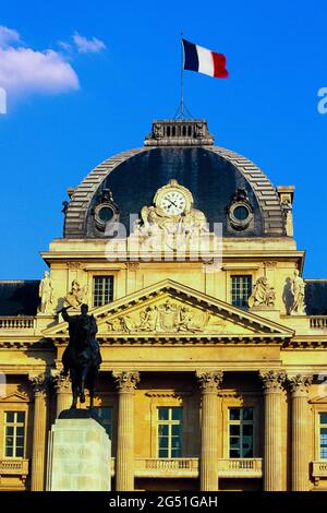 Gebäude der Ecole Militaire mit französischer Flagge, Paris, Frankreich Stockfoto