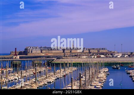 Blick auf den Hafen unter blauem Himmel, Saint-Malo, Bretagne, Frankreich Stockfoto