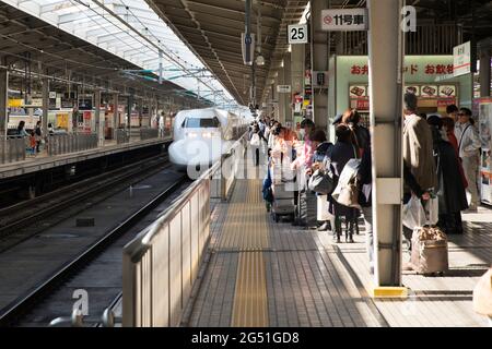 Shinkansen (Hochgeschwindigkeitszug), der in Japan zu einer Plattform hochfährt Stockfoto