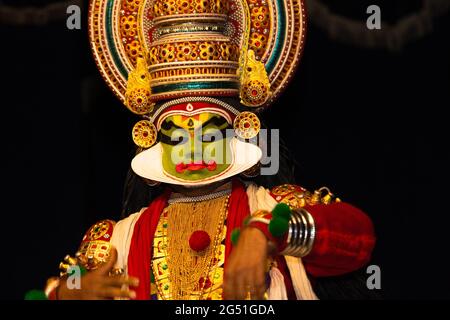 Vorbereitung und Aufführung der traditionellen Kathakali Tanzform in Kerala. Stockfoto