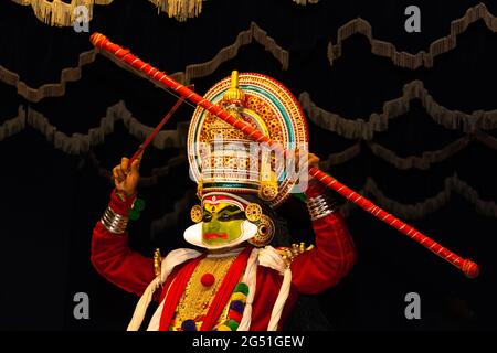 Vorbereitung und Aufführung der traditionellen Kathakali Tanzform in Kerala. Stockfoto