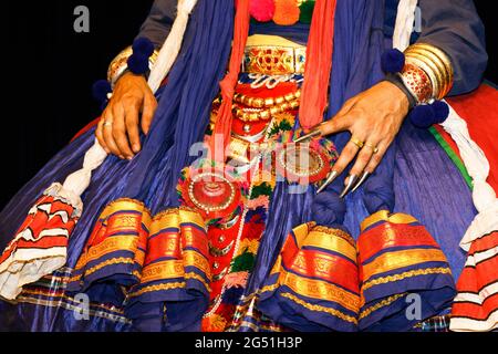 Vorbereitung und Aufführung der traditionellen Kathakali Tanzform in Kerala. Stockfoto