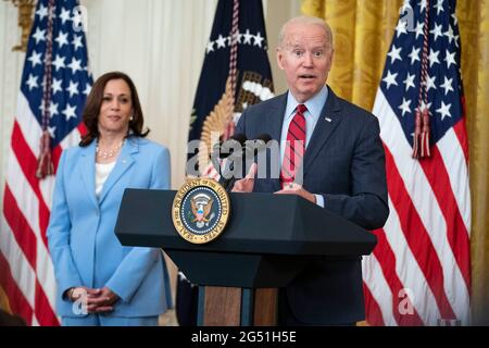 Der Präsident der Vereinigten Staaten, Joe Biden, hält am Donnerstag, den 24. Juni 2021, Bemerkungen zu den Vereinbarungen einer parteiübergreifenden Senatorengruppe über den Infrastrukturplan im Ostsaal des Weißen Hauses in Washington, DC. Quelle: Sarah Silbiger/Pool via CNP /MediaPunch Stockfoto