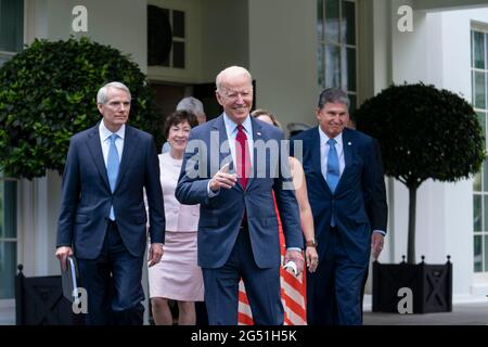 Der Präsident der Vereinigten Staaten, Joe Biden, tritt nach einem Treffen mit einer parteiübergreifenden Gruppe von Senatoren am Donnerstag, dem 24. Juni 2021, aus dem Westflügel des Weißen Hauses heraus, wo sie eine Einigung über einen Infrastrukturplan in Washington, DC, erzielt haben. Hinter dem Präsidenten von links nach rechts: US-Senator Rob Portman (Republikaner von Ohio), US-Senatorin Susan Collins (Republikaner von Maine) und US-Senator Joe Manchin III (Demokrat von West Virginia). Quelle: Sarah Silbiger/Pool via CNP /MediaPunch Stockfoto