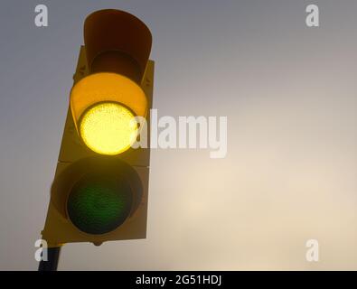Vertikale Ampel im Freien. Verkehrskontrollkonzept mit geringer Schärfentiefe. Stockfoto