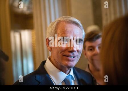 Washington, DC, Donnerstag, 24. Juni 2021: US-Senator Rob Portman (Republikaner von Ohio) spricht mit Reportern vor der Senatskammer während einer Abstimmung im US-Kapitol in Washington, DC, Donnerstag, 24. Juni 2021. Quelle: Rod Lamkey/CNP /MediaPunch Quelle: MediaPunch Inc/Alamy Live News Stockfoto