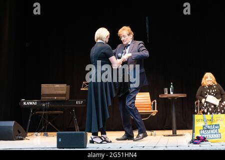 Kammersänger Jochen Kowalski bei KACHEL & MANN – DIE TALKSHOW FÜR ALLE WETTERLAGEN mit Jörg Kachelmann und Angelika Mann im Boulevardtheater Dresden 2 Stockfoto