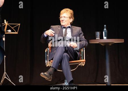 Kammersänger Jochen Kowalski bei KACHEL & MANN – DIE TALKSHOW FÜR ALLE WETTERLAGEN mit Jörg Kachelmann und Angelika Mann im Boulevardtheater Dresden 2 Stockfoto