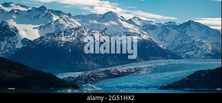 Majestätischer Grauer Gletscher, der zum Lago Grey See fällt, Magellanes Region, Torres del Paine, Chile Stockfoto