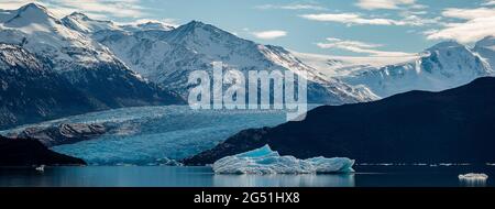 Majestätischer Grauer Gletscher, der zum Lago Grey See fällt, Magellanes Region, Torres del Paine, Chile Stockfoto