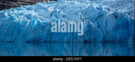 Craggy Grey Glacier Falling to Lago Grey, Magellanes Region, Torres del Paine, Chile Stockfoto