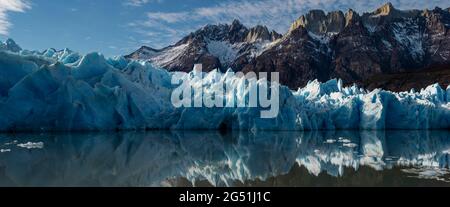 Craggy Grey Glacier am Lago Grey, Magellanes Region, Torres del Paine, Chile Stockfoto