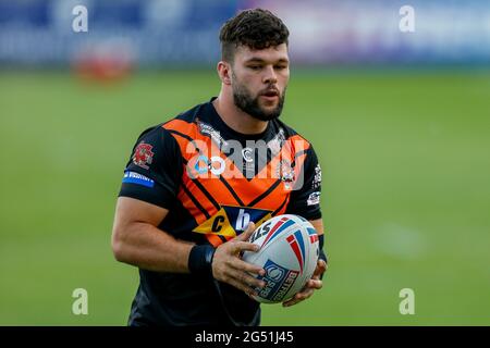 Castleford, Großbritannien. Juni 2021. Alex Foster (17) von Castleford Tigers mit dem Ball in Castleford, Vereinigtes Königreich am 6/24/2021. (Foto von James Heaton/News Images/Sipa USA) Quelle: SIPA USA/Alamy Live News Stockfoto