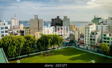 Ein sonniger Tag, ein grüner Fußballplatz im Zentrum von Male City, Malediven Stockfoto