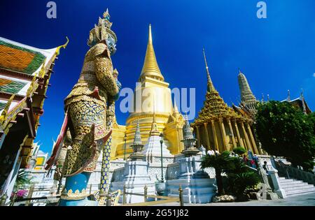 Goldene Stupas und Statue im Wat Phra Kaeo Tempel, Grand Palace, Bangkok, Thailand Stockfoto