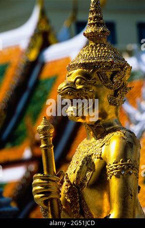 Goldene Statue im Wat Phra Kaeo (Tempel des Smaragd-Buddha), Grand Palace, Bangkok, Thailand Stockfoto