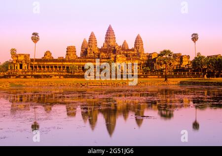 Angkor Wat Tempel spiegelt sich im Wasser bei Sonnenuntergang, Siem Reap, Kambodscha Stockfoto