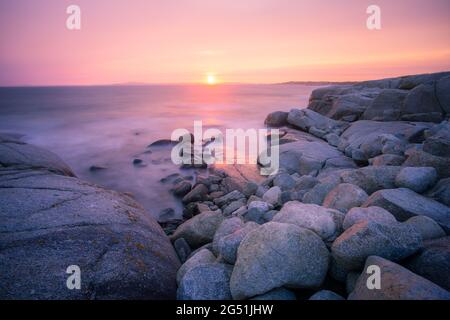 Sonnenuntergang über dem Meer, Peggy's Cove, Halifax, Nova Scotia, Kanada Stockfoto