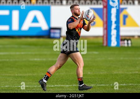 Castleford, Großbritannien. Juni 2021. Danny Richardson (7) von Castleford Tigers in Castleford, Vereinigtes Königreich am 6/24/2021. (Foto von James Heaton/News Images/Sipa USA) Quelle: SIPA USA/Alamy Live News Stockfoto