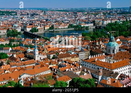 Blick auf die Mala Strana und die Moldau, Prag, Tschechische Republik Stockfoto