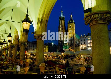 St. Mary Kirche und Hauptmarkt in der Nacht, Krakau, Polen Stockfoto