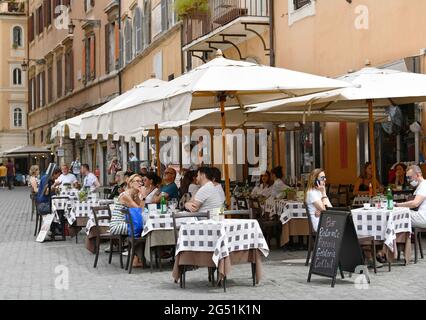 Rom, Italien. Juni 2021. Am 24. Juni 2021 sitzen Menschen auf der Terrasse eines Restaurants in Rom, Italien. Ab nächster Woche bereitet sich Italien darauf vor, das Mandat für die Gesichtsmaske im Freien aufzuheben, da sich die wichtigsten COVID-19-Indikatoren des Landes offenbar stabilisiert haben. Quelle: Jin Mamengni/Xinhua/Alamy Live News Stockfoto