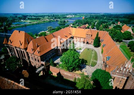 Luftaufnahme des Hofes und des Flusses Nogat, Schloss des Deutschen Ordens, Malbork, Pommersche Woiwodschaft, Polen Stockfoto