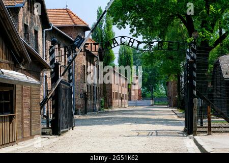 Eingang zum Konzentrationslager Auschwitz, Oswiecim, Woiwodschaft Kleinpolen, Polen Stockfoto