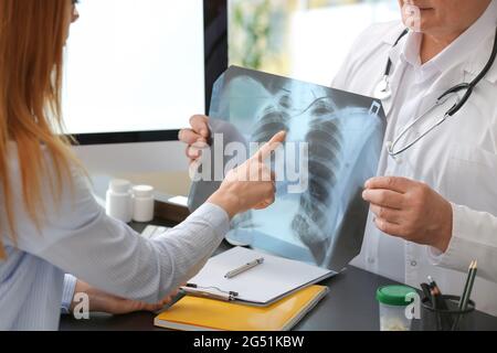 Patient, der den Pneumologen in der Klinik besucht Stockfoto