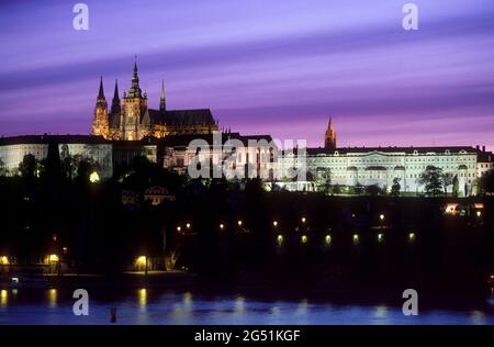 Prager Burg bei Nacht, Prag, Tschechische Republik Stockfoto