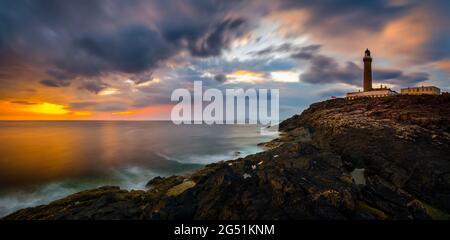 Leuchtturm auf einer Klippe bei Sonnenuntergang, Ardnamurchan Point, Highlands, Schottland, Großbritannien Stockfoto