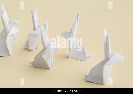 Origami-Kaninchen auf farbigem Hintergrund, Nahaufnahme Stockfoto