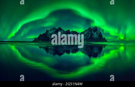 Aurora borealis über den Bergen von Vestrahorn und am nächtlichen Strand, Stokksnes, Island Stockfoto