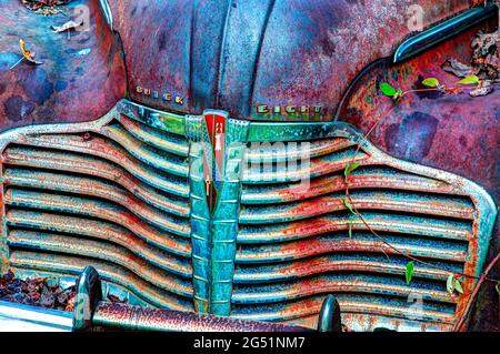 Close-up of front of old abandoned rusty car Stockfoto