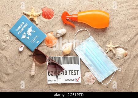 Immunpass, Covid-19-Testergebnis und medizinische Maske am Strand Stockfoto