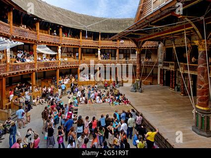 Innenansicht von William Shakespeares Globe Theatre mit Publikum, London, England, Großbritannien Stockfoto