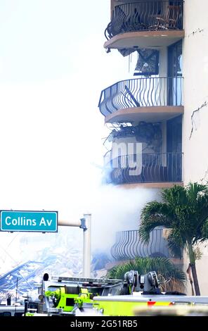 Surfside, Usa. Juni 2021. Rettungsausrüstung ist in der Nähe eines Wohngebäudes zu sehen, das am Donnerstag, dem 24. Juni 2021, in Surfside, Florida, nördlich von Miami Beach, teilweise einstürzte. Nachrichtenberichte berichteten, dass eine Person gestorben war und 99 andere beim Zusammenbruch entweder vermisst wurden. Foto von Gary i Rothstein/UPI Credit: UPI/Alamy Live News Stockfoto