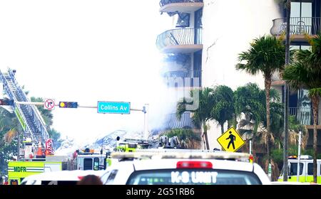 Surfside, Usa. Juni 2021. Rettungsausrüstung ist in der Nähe eines Wohngebäudes zu sehen, das am Donnerstag, dem 24. Juni 2021, in Surfside, Florida, nördlich von Miami Beach, teilweise einstürzte. Nachrichtenberichte berichteten, dass eine Person gestorben war und 99 andere beim Zusammenbruch entweder vermisst wurden. Foto von Gary i Rothstein/UPI Credit: UPI/Alamy Live News Stockfoto