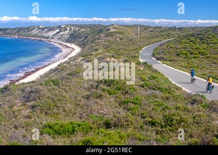 Radfahren entlang der Küste bei Porpoise Bay auf Rottnest Island Stockfoto