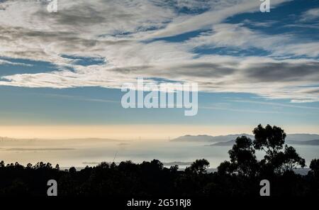 Fernansicht der Golden Gate Bridge im Nebel bei Sonnenaufgang, Kalifornien, USA Stockfoto